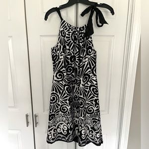 White House Black Market Size 6 Black & White 100% Silk Shift Dress